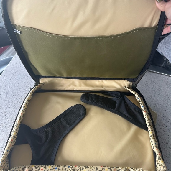 Sherpani double compartment laptop bag with extra pockets. Safe and comfy to use - Picture 8 of 9